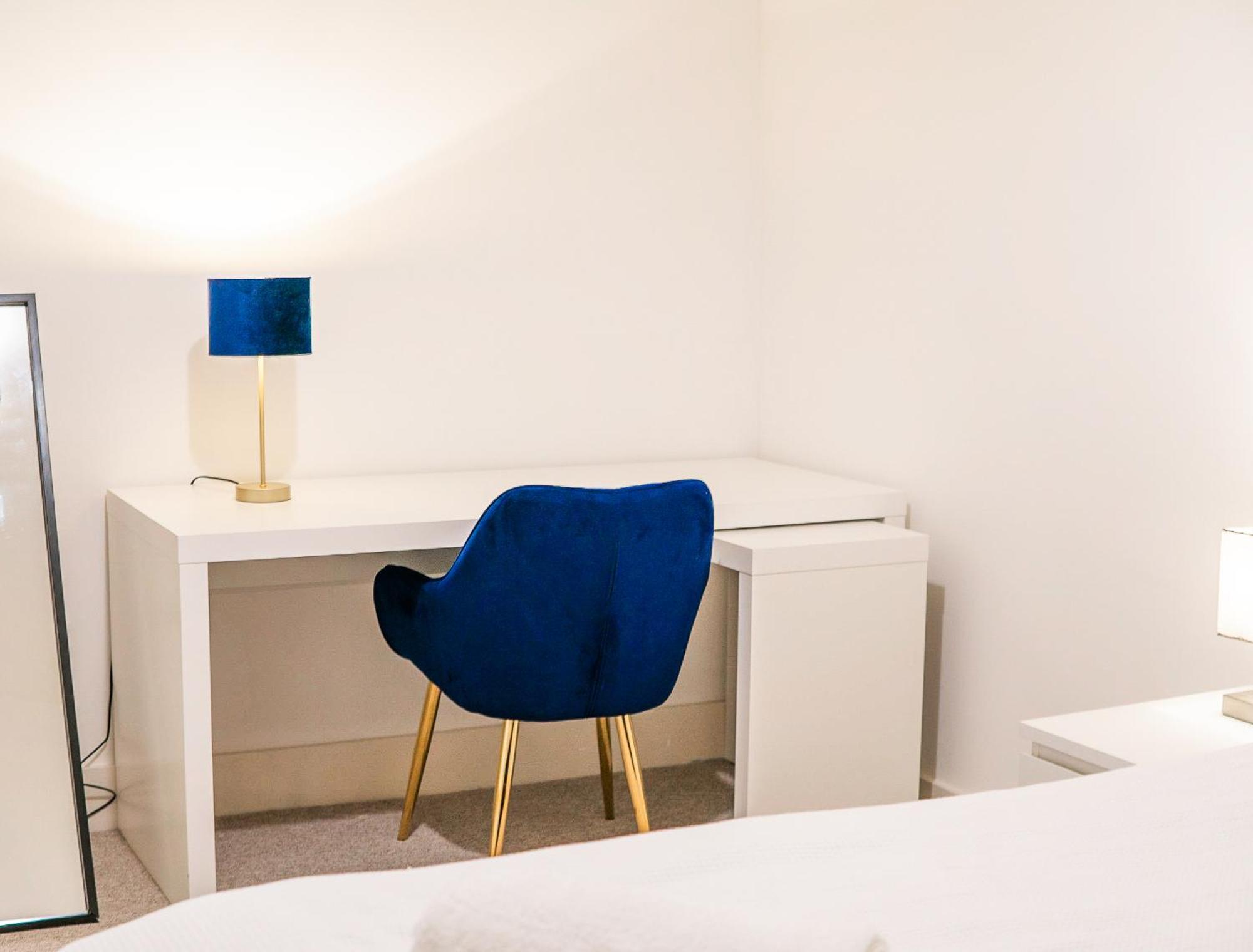 The Regency Suite - Modern 2-Bed 1-Bath Apartment チャーツィー エクステリア 写真