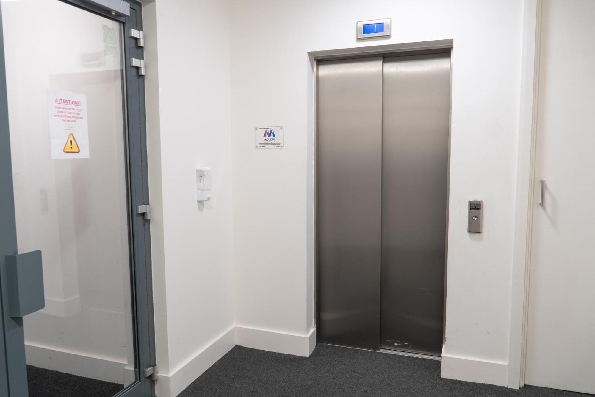The Regency Suite - Modern 2-Bed 1-Bath Apartment チャーツィー エクステリア 写真