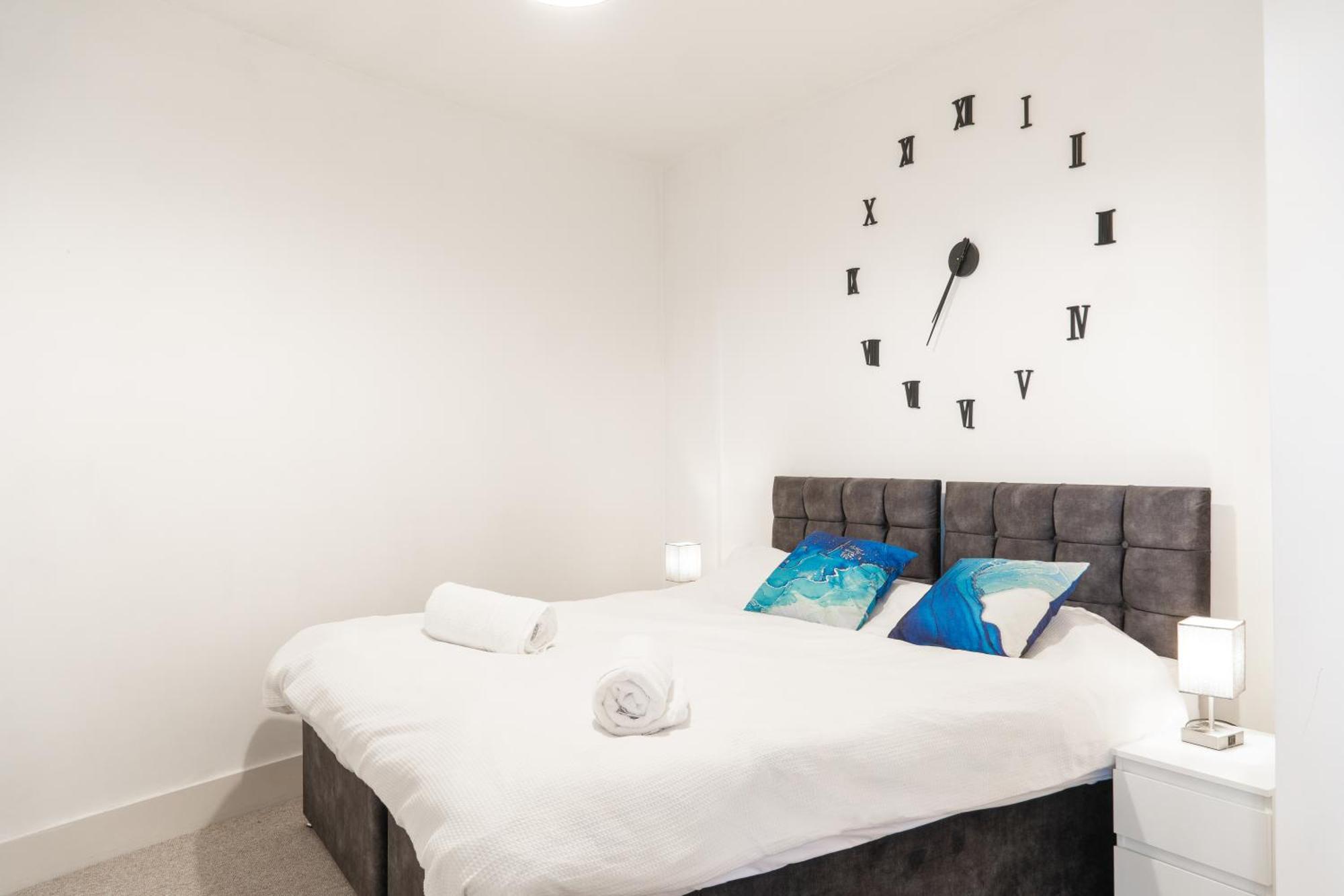 The Regency Suite - Modern 2-Bed 1-Bath Apartment チャーツィー エクステリア 写真