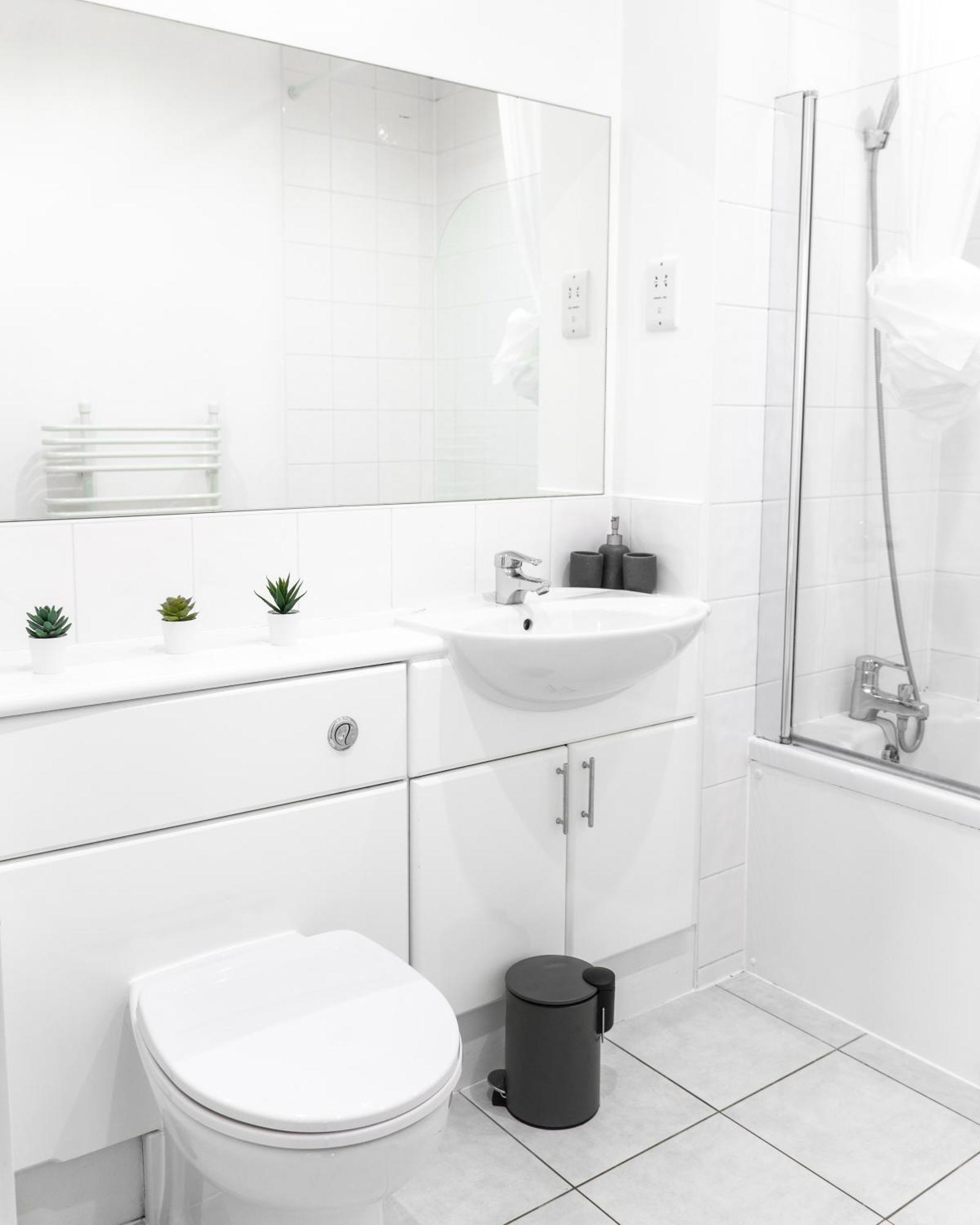The Regency Suite - Modern 2-Bed 1-Bath Apartment チャーツィー エクステリア 写真