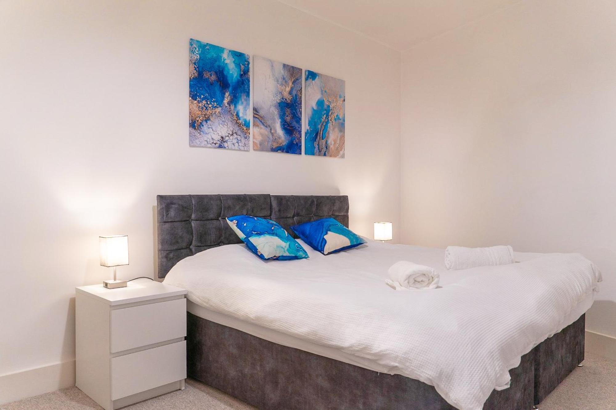 The Regency Suite - Modern 2-Bed 1-Bath Apartment チャーツィー エクステリア 写真