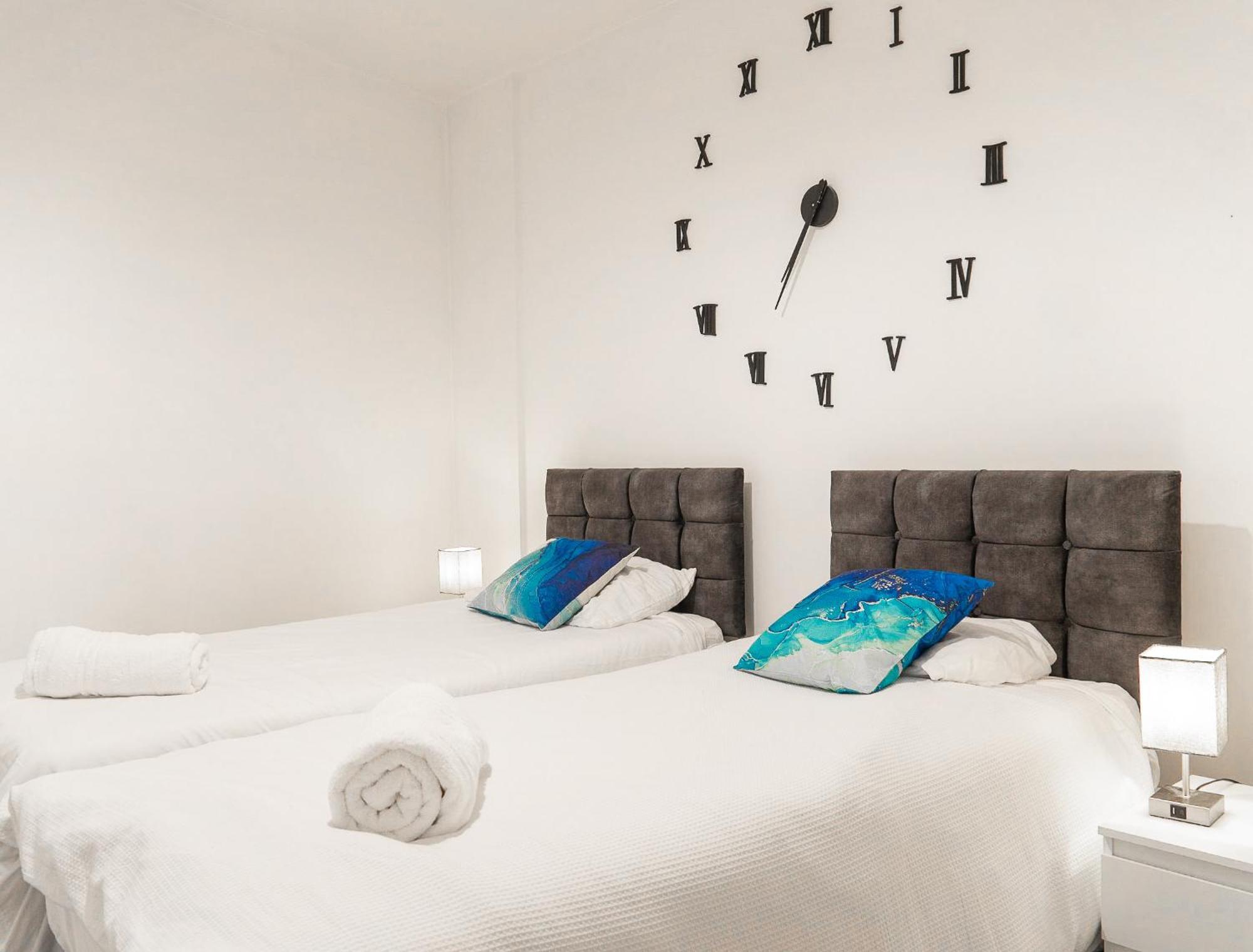 The Regency Suite - Modern 2-Bed 1-Bath Apartment チャーツィー エクステリア 写真