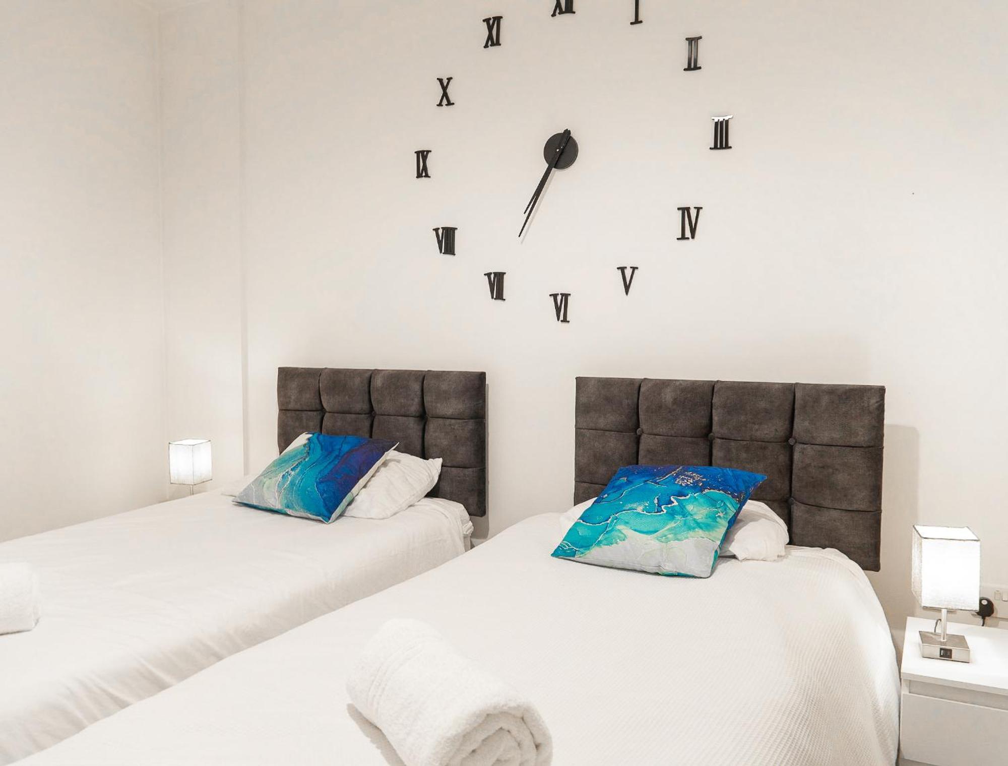 The Regency Suite - Modern 2-Bed 1-Bath Apartment チャーツィー エクステリア 写真