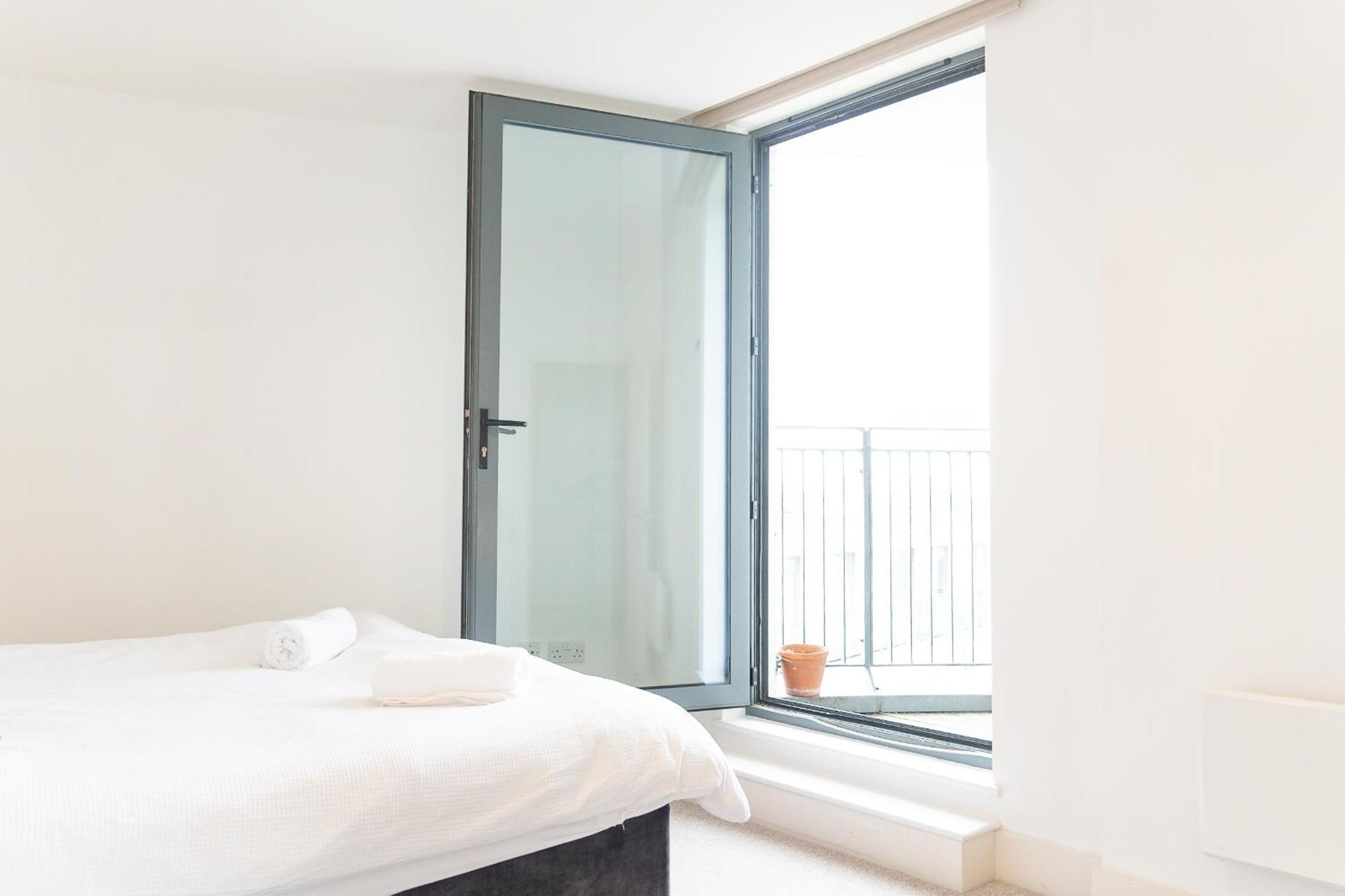 The Regency Suite - Modern 2-Bed 1-Bath Apartment チャーツィー エクステリア 写真