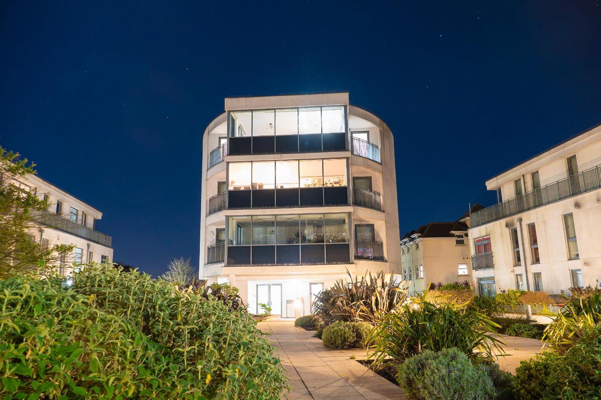 The Regency Suite - Modern 2-Bed 1-Bath Apartment チャーツィー エクステリア 写真