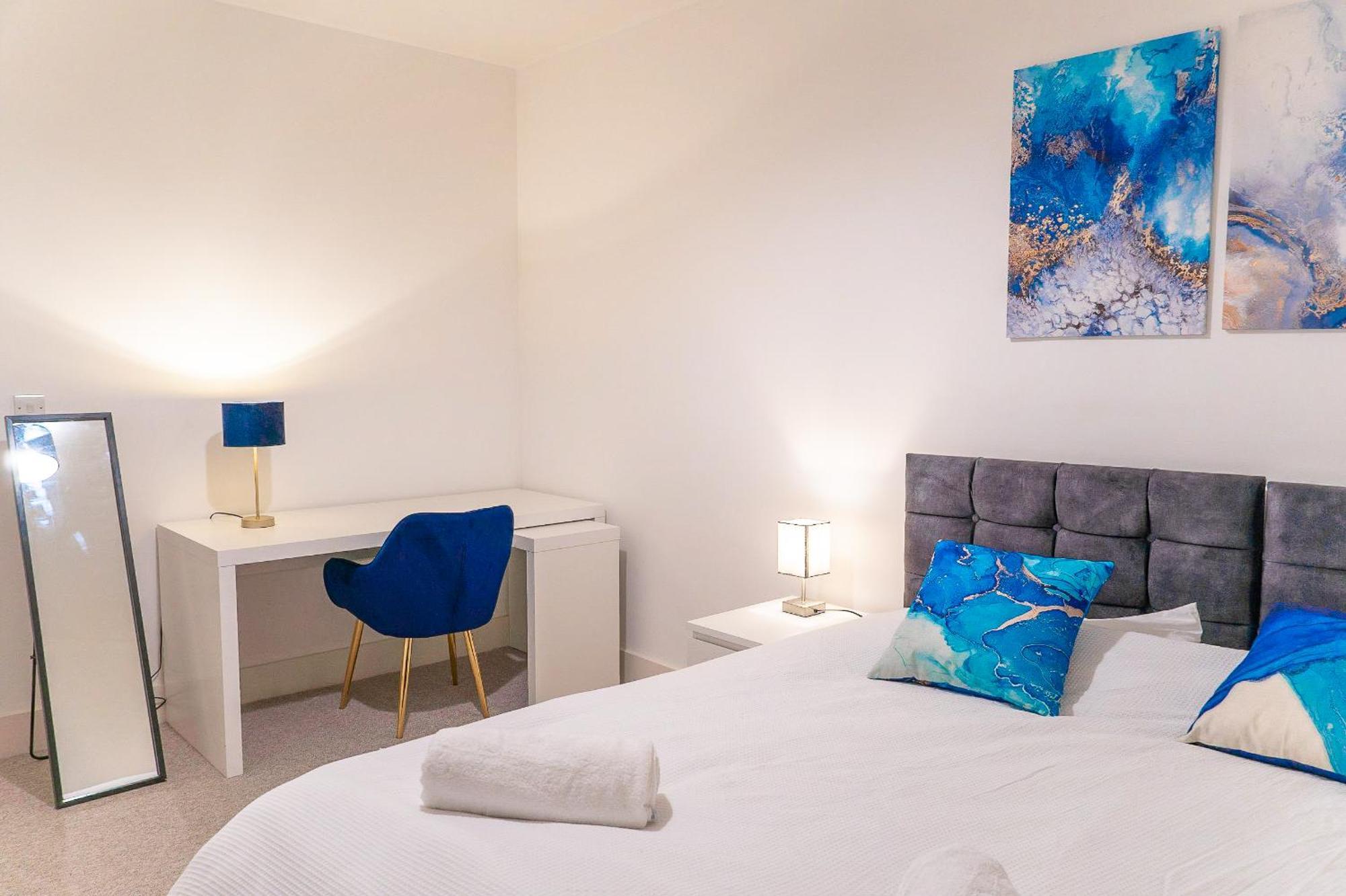 The Regency Suite - Modern 2-Bed 1-Bath Apartment チャーツィー エクステリア 写真