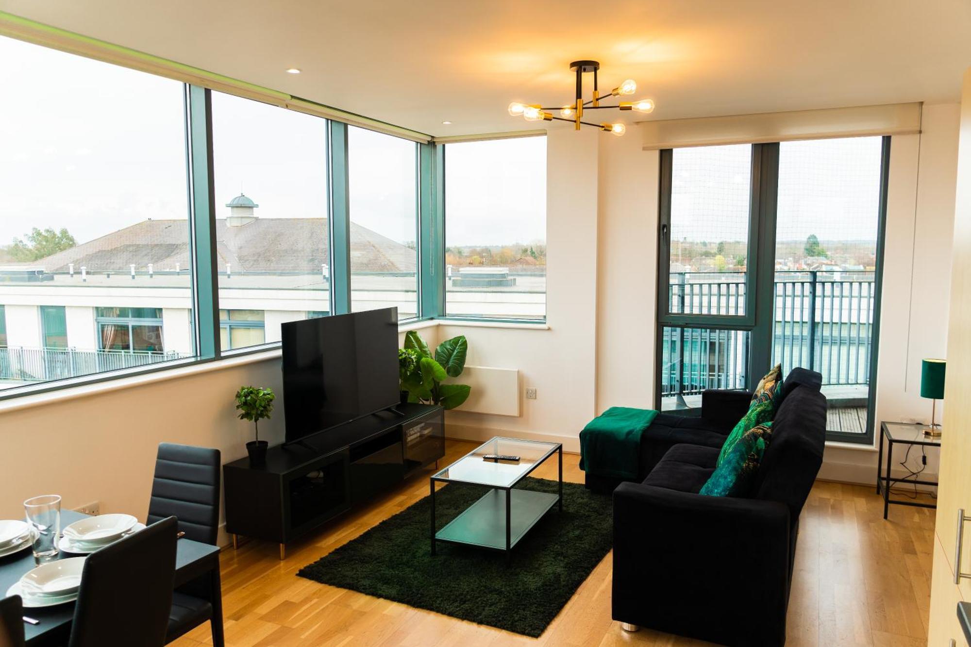 The Regency Suite - Modern 2-Bed 1-Bath Apartment チャーツィー エクステリア 写真