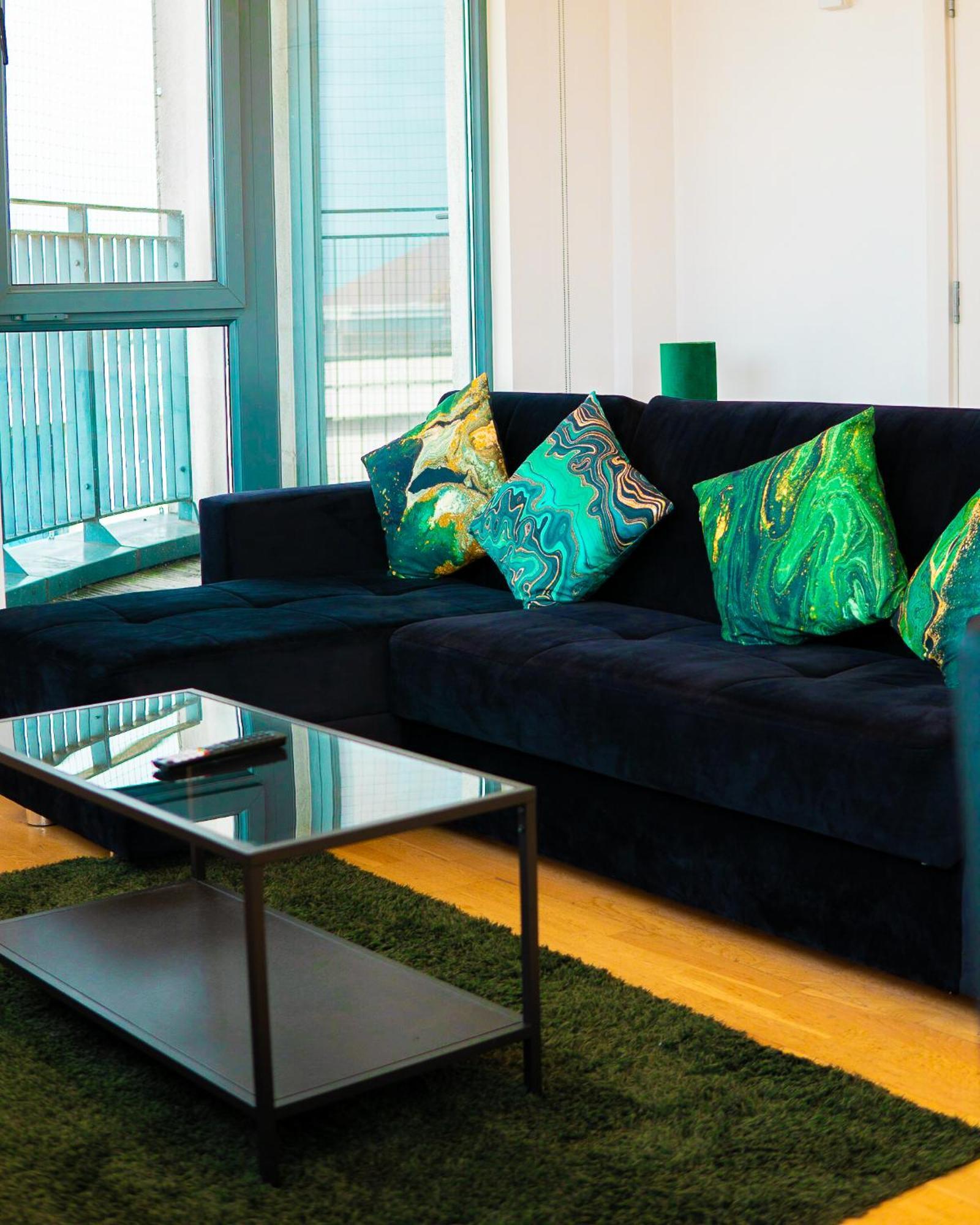 The Regency Suite - Modern 2-Bed 1-Bath Apartment チャーツィー エクステリア 写真
