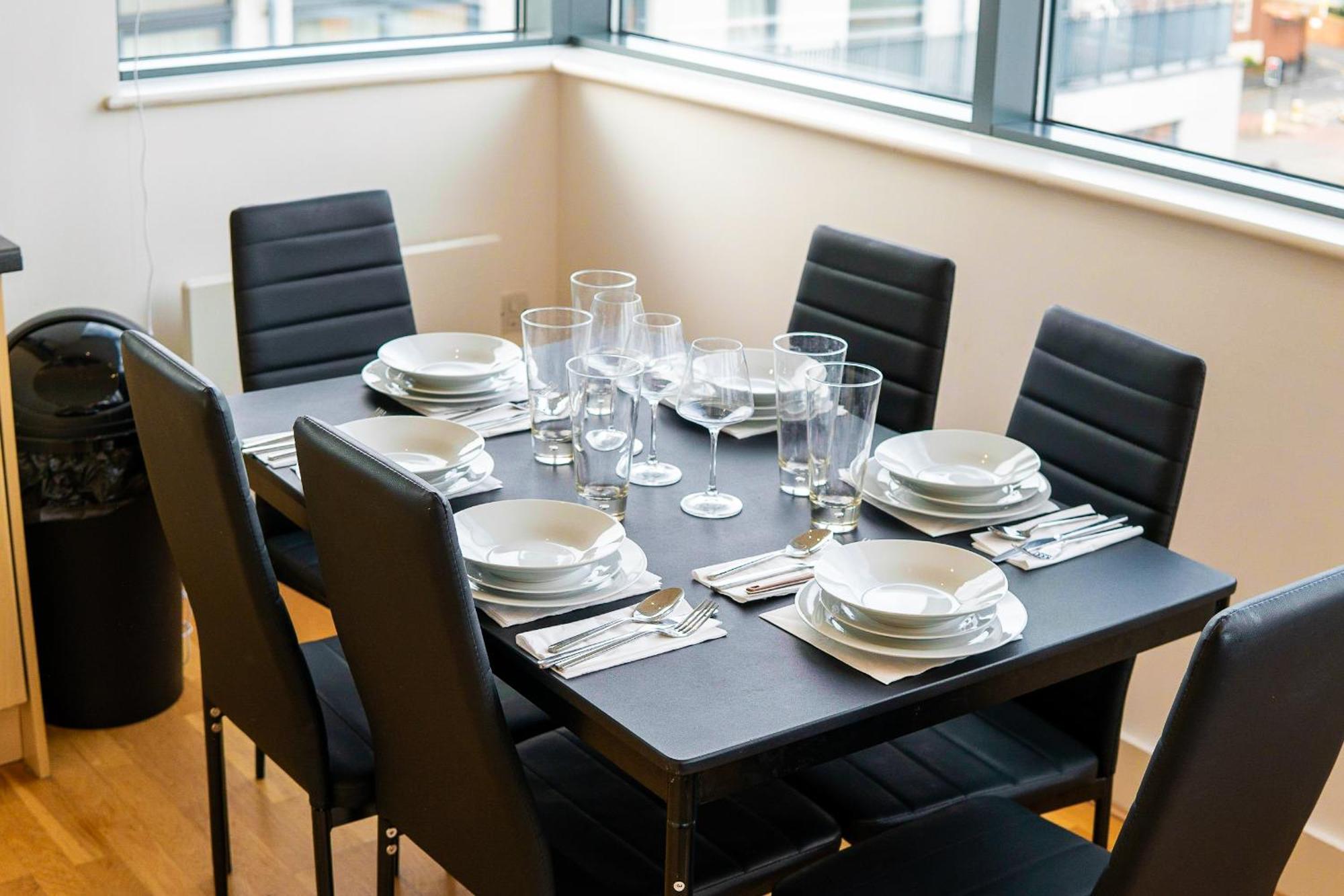 The Regency Suite - Modern 2-Bed 1-Bath Apartment チャーツィー エクステリア 写真