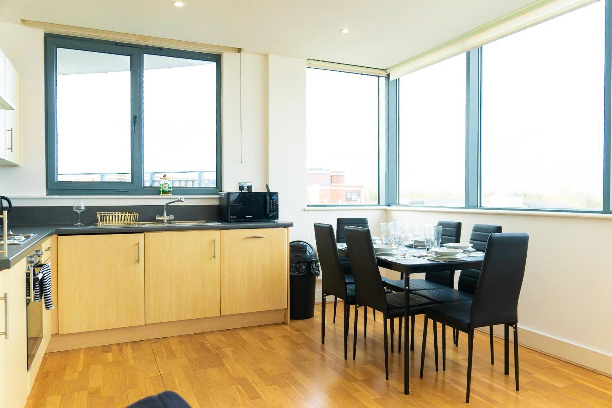 The Regency Suite - Modern 2-Bed 1-Bath Apartment チャーツィー エクステリア 写真