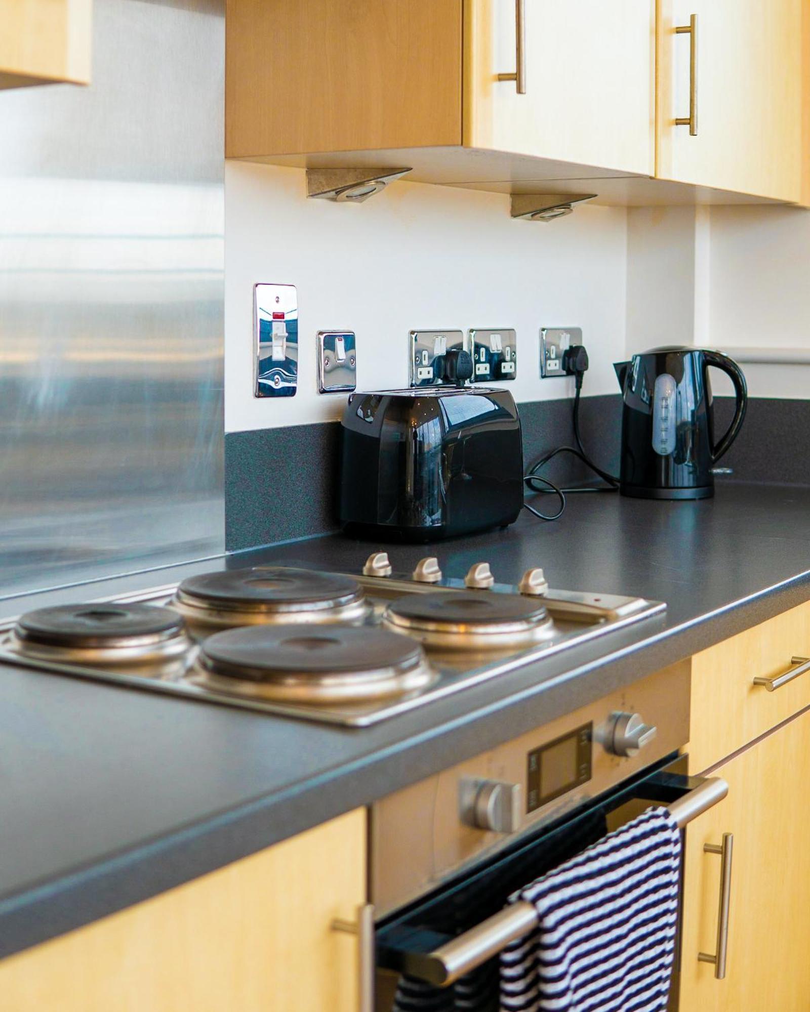 The Regency Suite - Modern 2-Bed 1-Bath Apartment チャーツィー エクステリア 写真