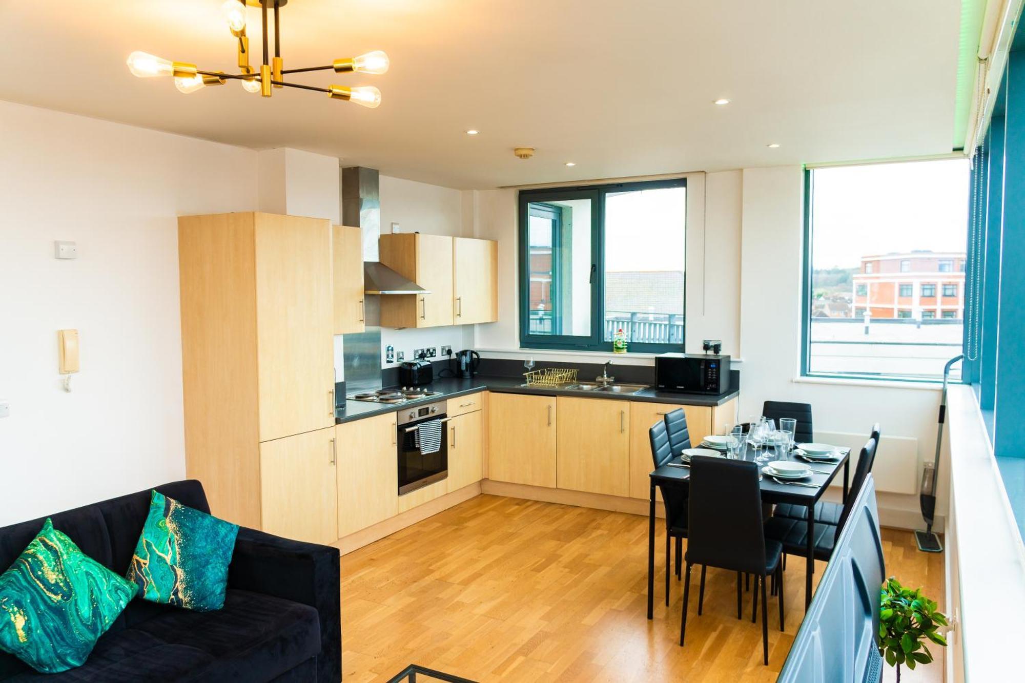 The Regency Suite - Modern 2-Bed 1-Bath Apartment チャーツィー エクステリア 写真